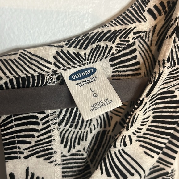 Pretty Floral Black and White Tank size Large Old Navy - Picture 4 of 5